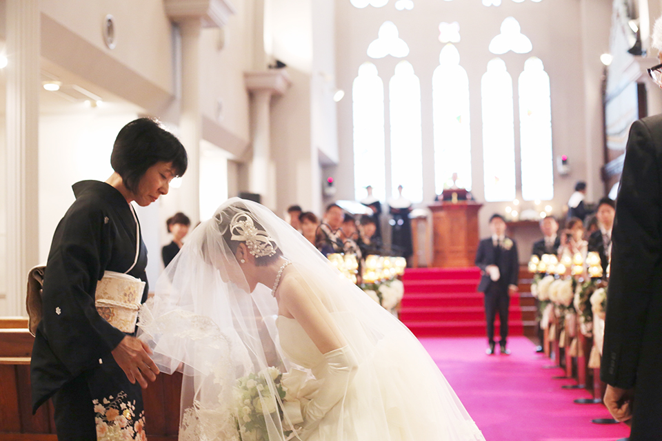 花嫁が夢見た挙式の入場シーン 神戸旧居留地の結婚式場 神戸セントモルガン教会