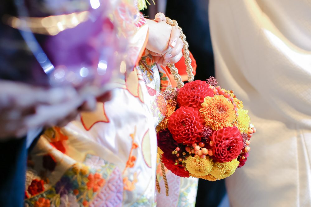 秋の結婚式にはマム 菊の花は結婚式に使える 神戸旧居留地の結婚式場 神戸セントモルガン教会