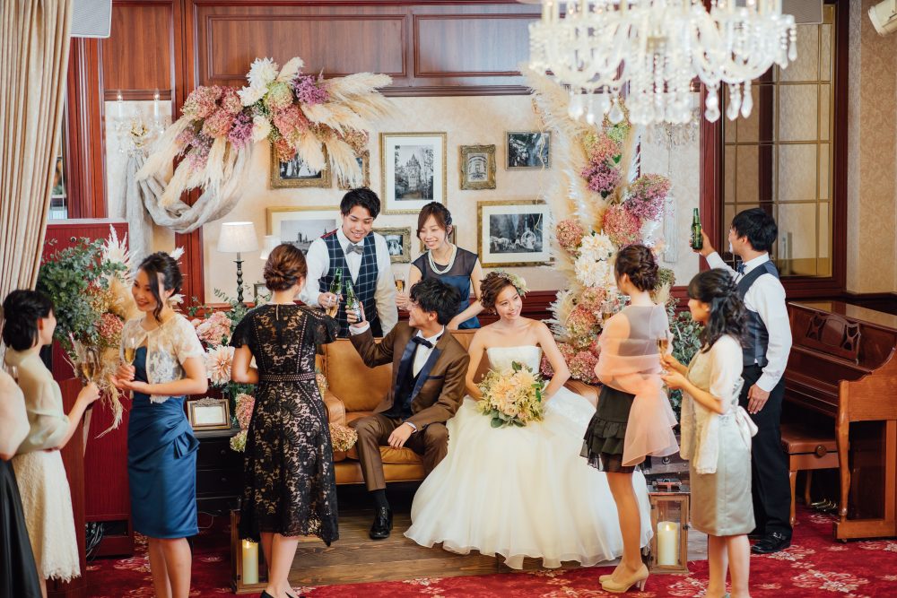結婚式の招待ゲストってどこまで呼ぶ？決め方やルールを知っておこう！ 神戸旧居留地の結婚式場 神戸セントモルガン教会