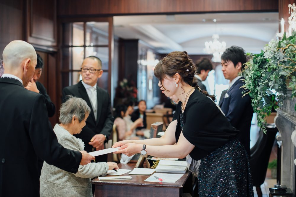 結婚式の受付って何するの！？当日の流れやマナーを知ろう！ 神戸旧居留地の結婚式場 神戸セントモルガン教会