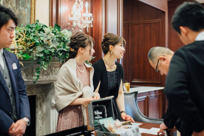 結婚式の受付って何するの!?当日の流れやマナーを知ろう! 神戸旧居留地の結婚式場 神戸セントモルガン教会 結婚式の受付って何するの!?当日の流れやマナーを知ろう! 神戸旧居留地の結婚式場 神戸セントモルガン教会